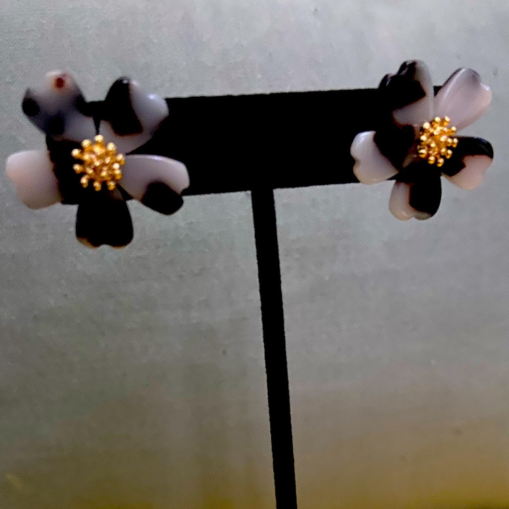 Flower stud earrings